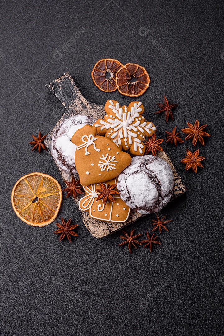 Biscoitos de gengibre (também conhecidos como gingerbread), frequentemente associados às festividades de Natal.