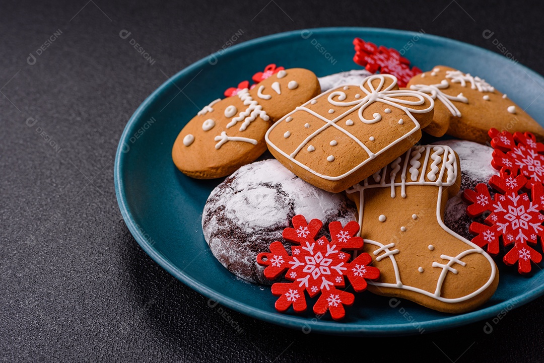 A imagem mostra biscoitos de gengibre (gingerbread) decorados, tipicamente associados ao Natal.