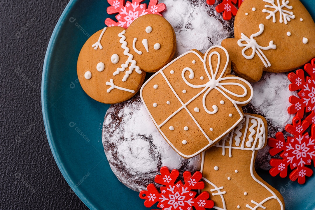 A imagem mostra biscoitos de gengibre (gingerbread) decorados, tipicamente associados ao Natal.