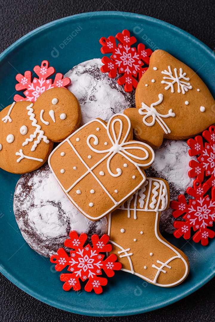 A imagem mostra biscoitos de gengibre (gingerbread) decorados, tipicamente associados ao Natal.