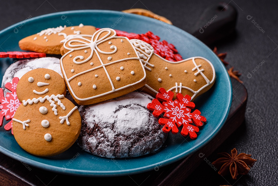A imagem mostra biscoitos de gengibre (gingerbread) decorados, tipicamente associados ao Natal.