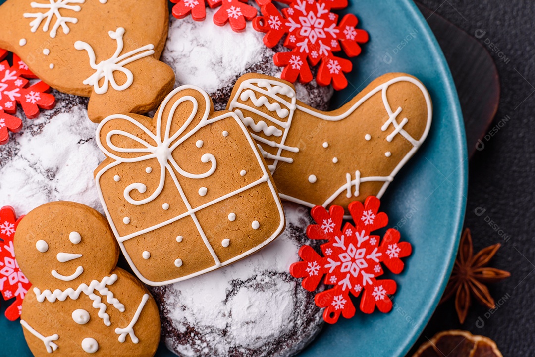A imagem mostra biscoitos de gengibre (gingerbread) decorados, tipicamente associados ao Natal.