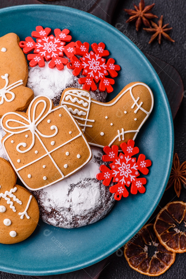 Biscoitos de gengibre (também conhecidos como gingerbread), frequentemente associados às festividades de Natal.
