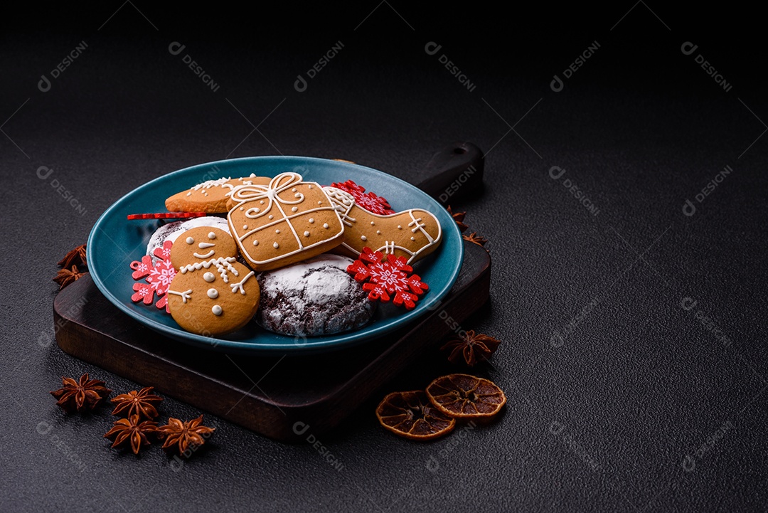 A imagem mostra biscoitos de gengibre (gingerbread) decorados, tipicamente associados ao Natal.