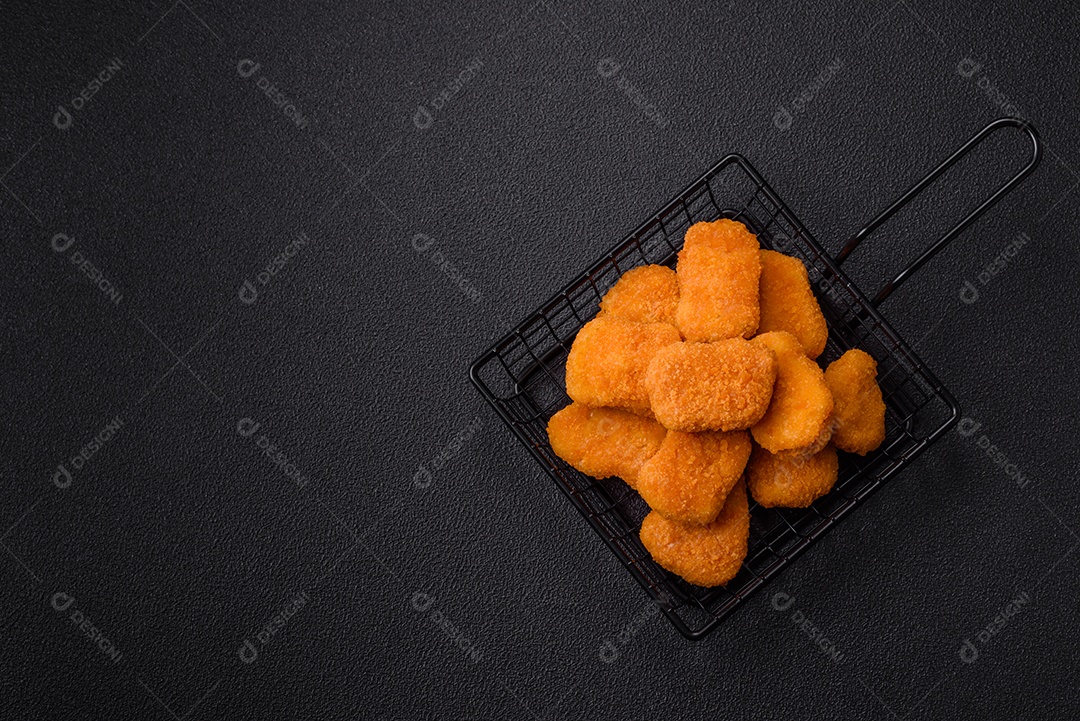 A imagem mostra nuggets de frango