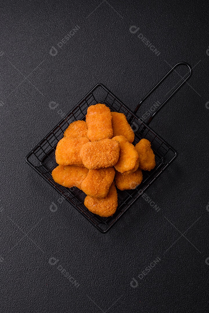 A imagem mostra nuggets de frango