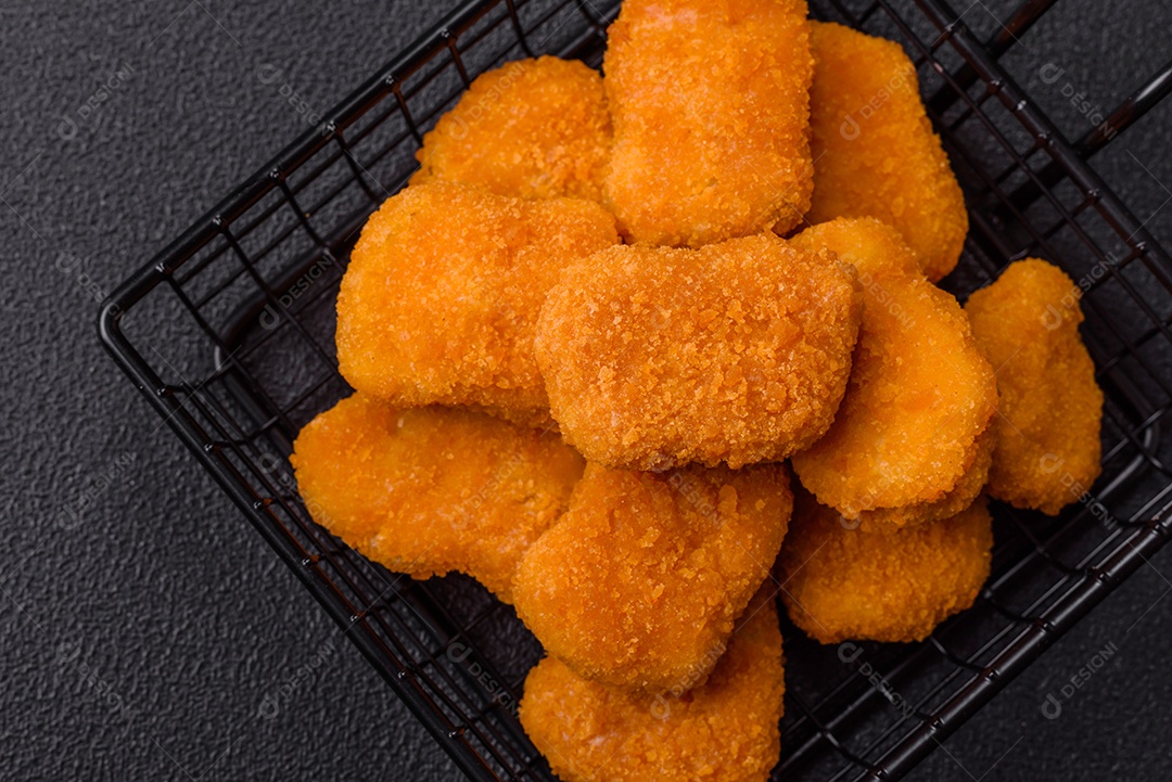 A imagem mostra nuggets de frango