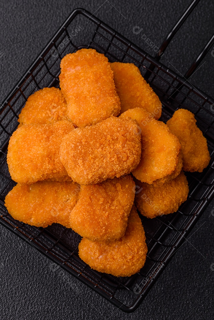 A imagem mostra nuggets de frango