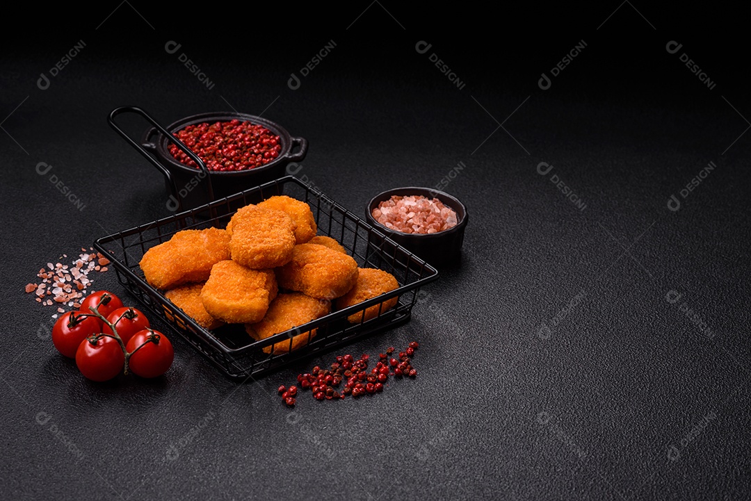 A imagem mostra nuggets de frango
