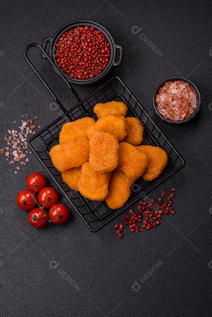 A imagem mostra nuggets de frango