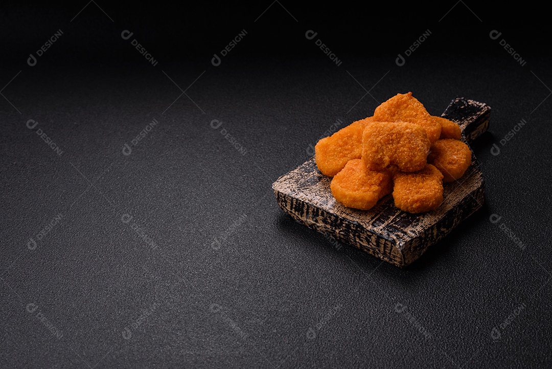 A imagem mostra nuggets de frango