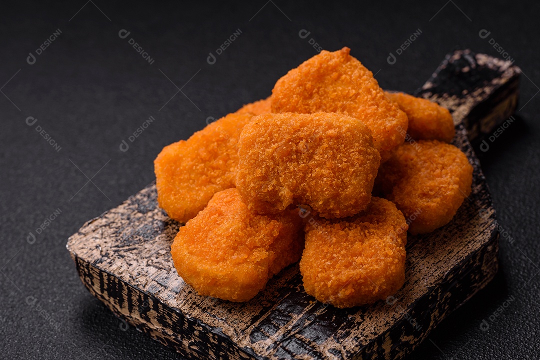 A imagem mostra nuggets de frango