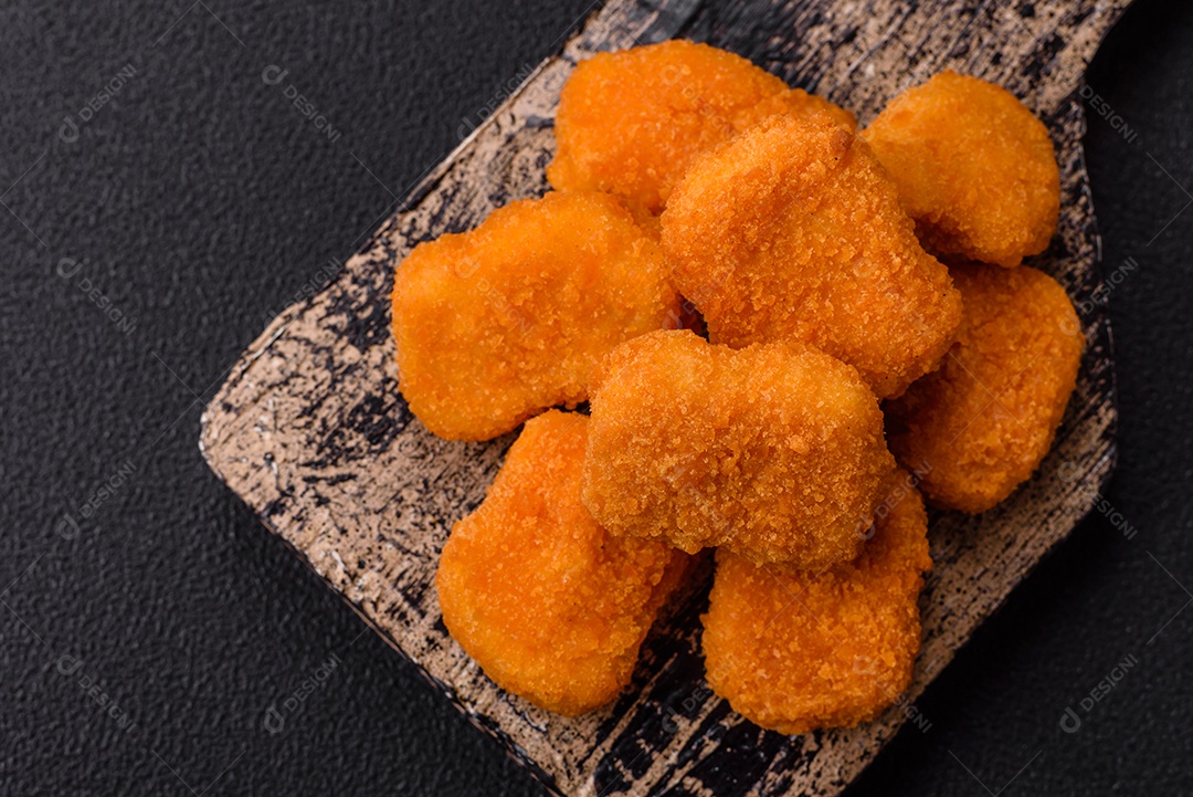 A imagem mostra nuggets de frango