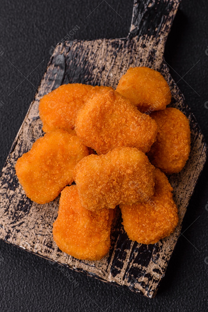 A imagem mostra nuggets de frango