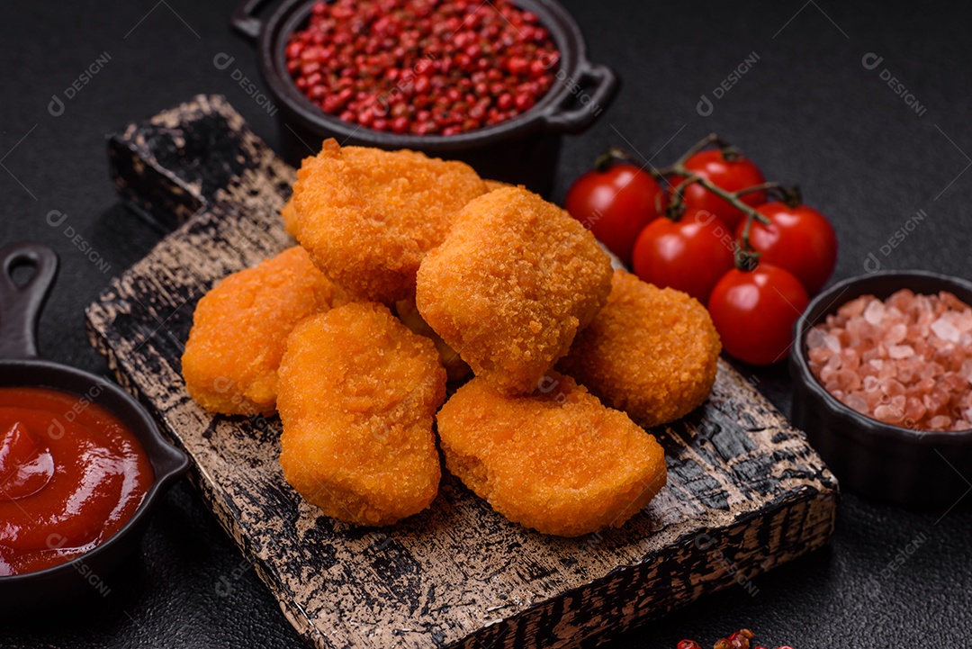 A imagem mostra nuggets de frango