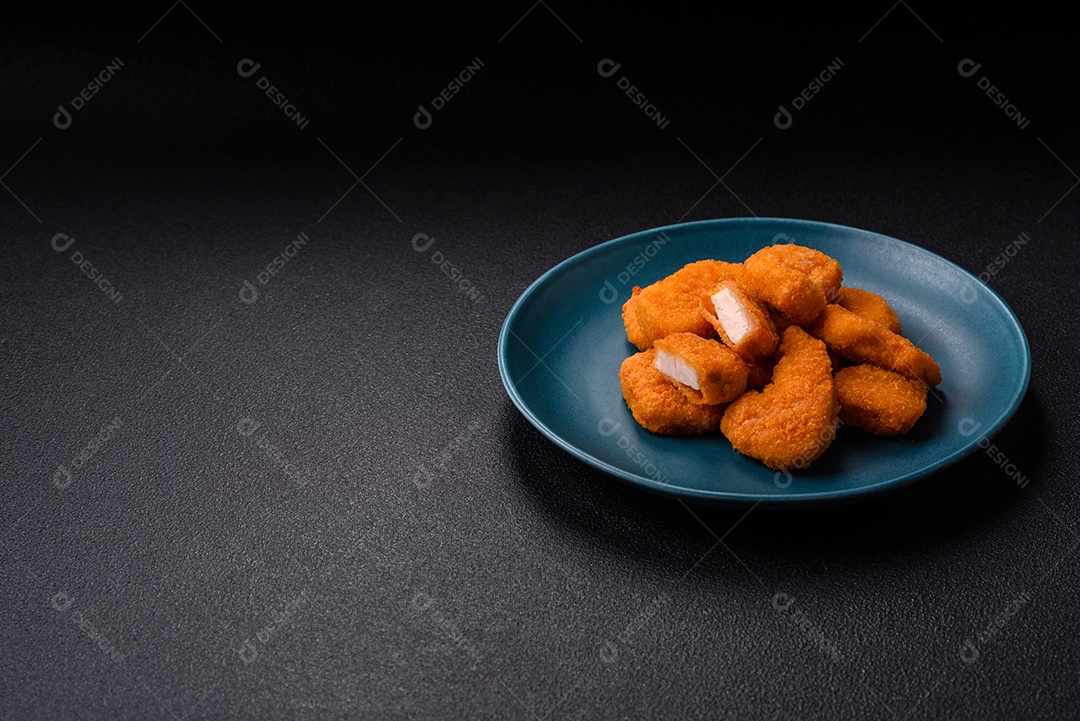 A imagem mostra nuggets de frango