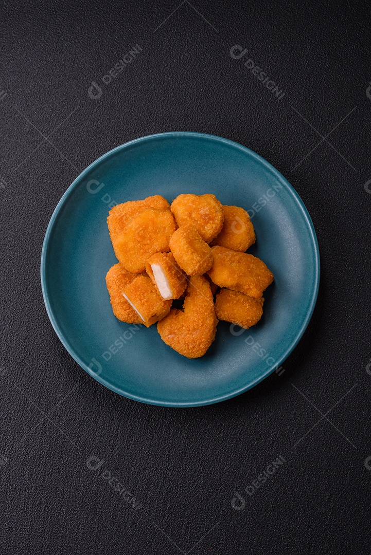A imagem mostra nuggets de frango