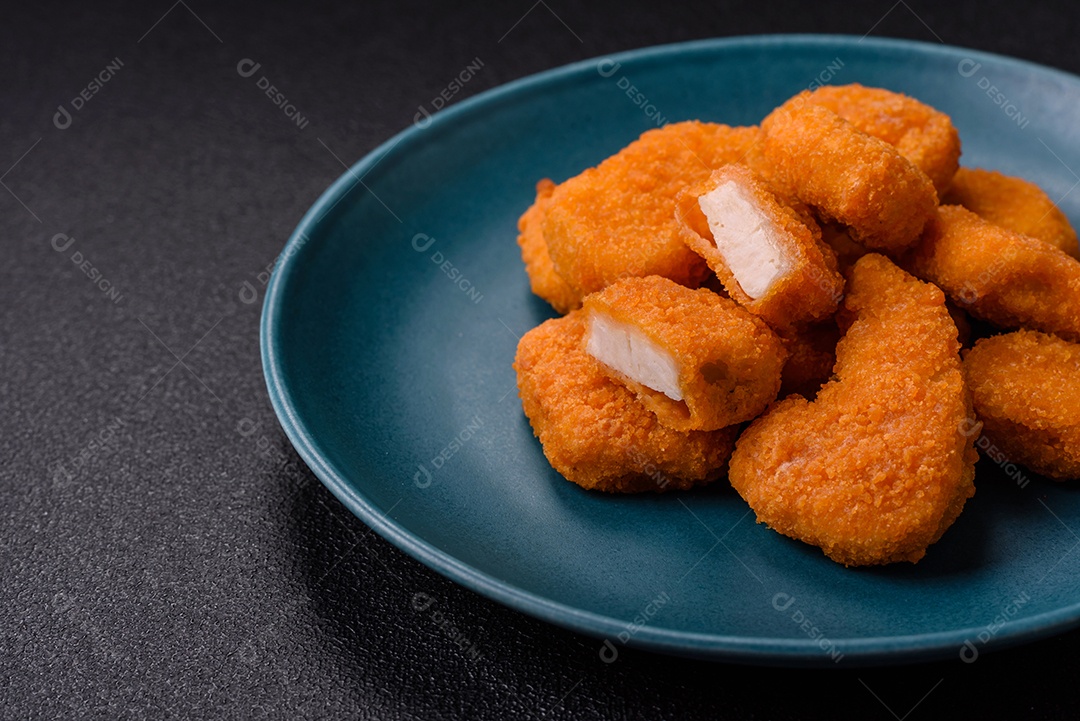 A imagem mostra nuggets de frango