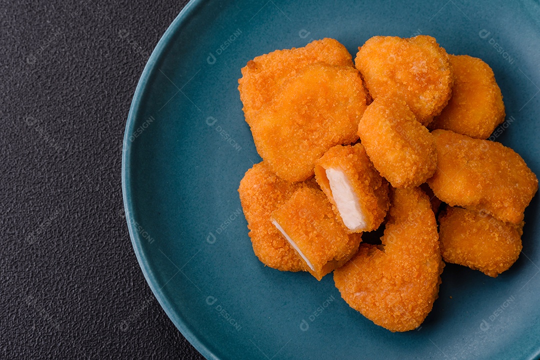 A imagem mostra nuggets de frango