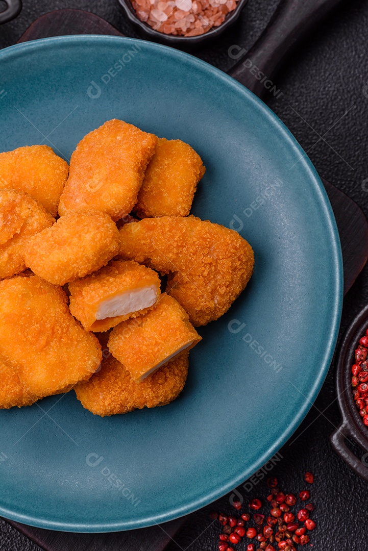 A imagem mostra nuggets de frango