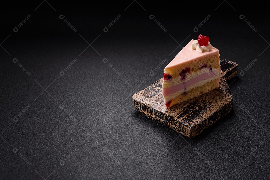 A imagem mostra uma fatia de bolo ou torta com cobertura rosa claro e um topo decorado com uma framboesa fresca