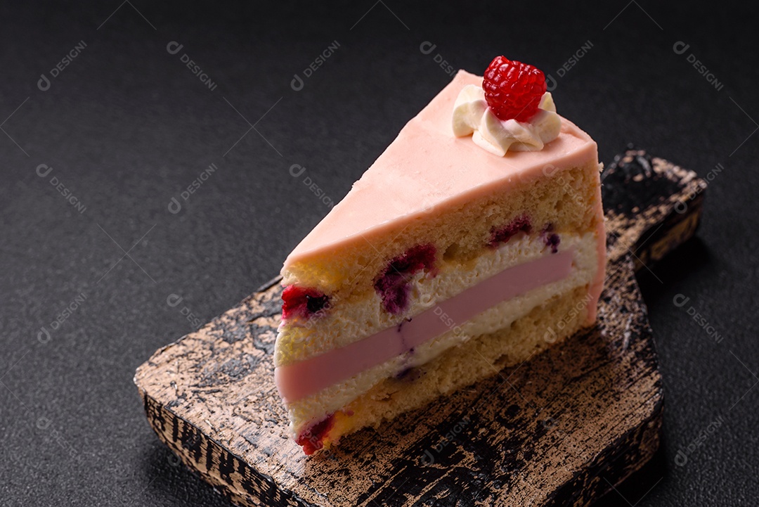 A imagem mostra uma fatia de bolo ou torta com cobertura rosa claro e um topo decorado com uma framboesa fresca