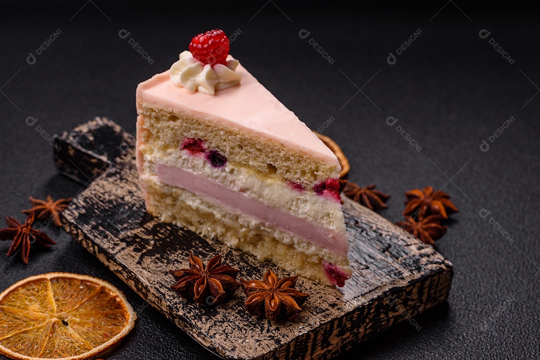 A imagem mostra uma fatia de bolo ou torta com cobertura rosa claro e um topo decorado com uma framboesa fresca