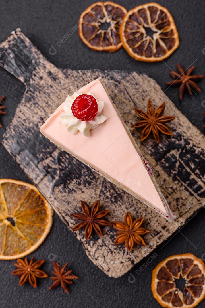 A imagem mostra uma fatia de bolo ou torta com cobertura rosa claro e um topo decorado com uma framboesa fresca