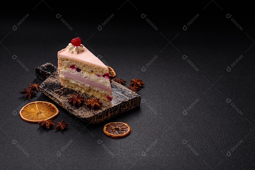 A imagem mostra uma fatia de bolo ou torta com cobertura rosa claro e um topo decorado com uma framboesa fresca
