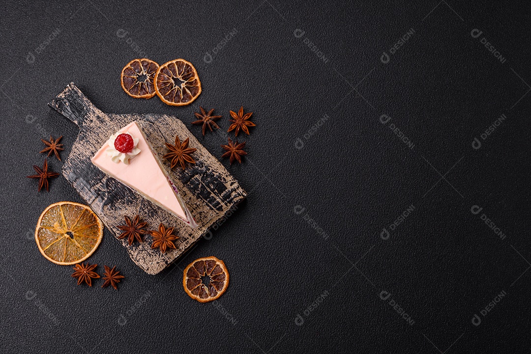 A imagem mostra uma fatia de bolo ou torta com cobertura rosa claro e um topo decorado com uma framboesa fresca