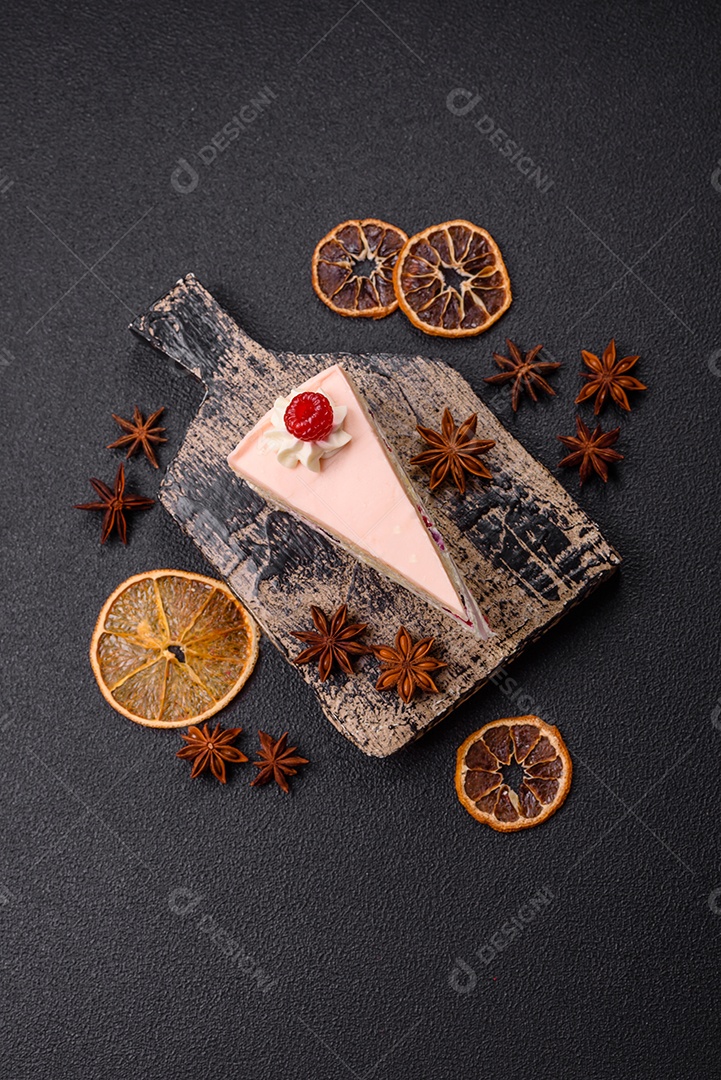 A imagem mostra uma fatia de bolo ou torta com cobertura rosa claro e um topo decorado com uma framboesa fresca