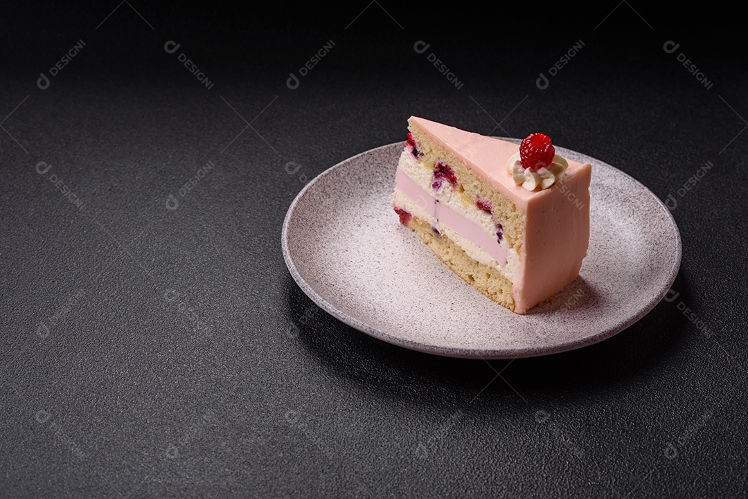 A imagem mostra uma fatia de bolo ou torta com cobertura rosa claro e um topo decorado com uma framboesa fresca