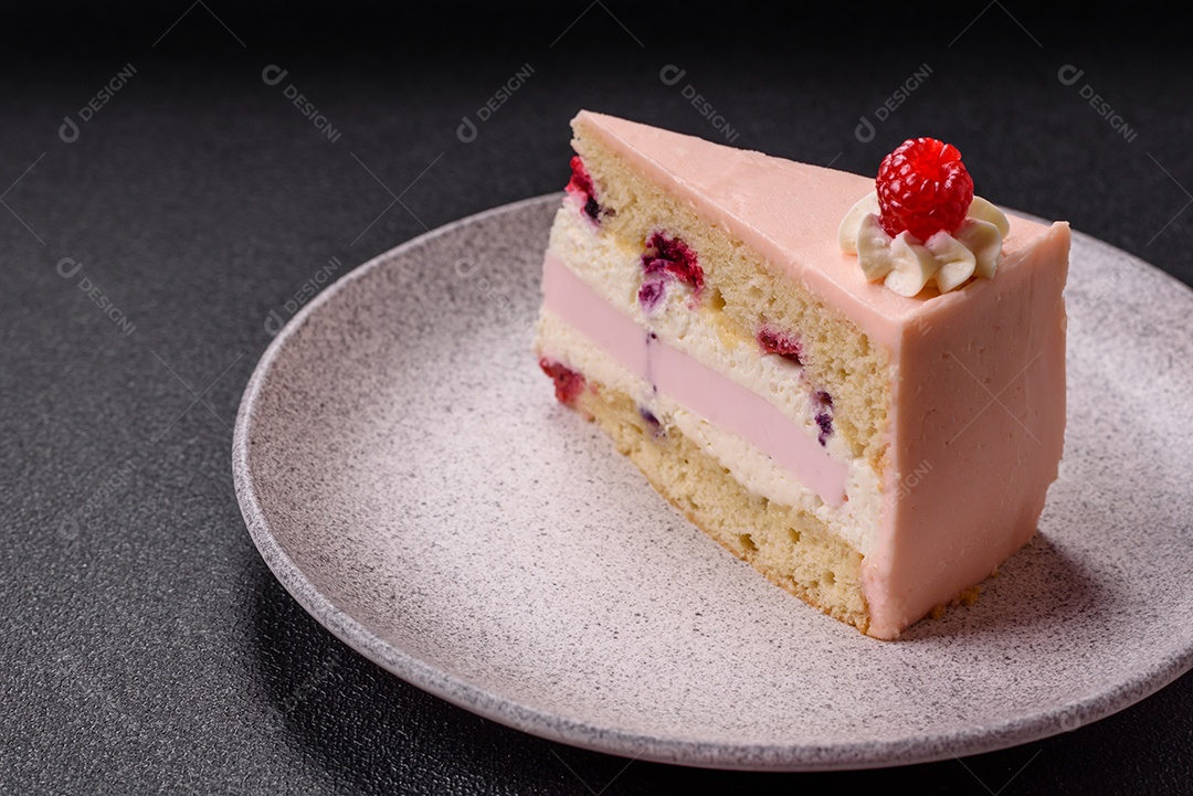 A imagem mostra uma fatia de bolo ou torta com cobertura rosa claro e um topo decorado com uma framboesa fresca