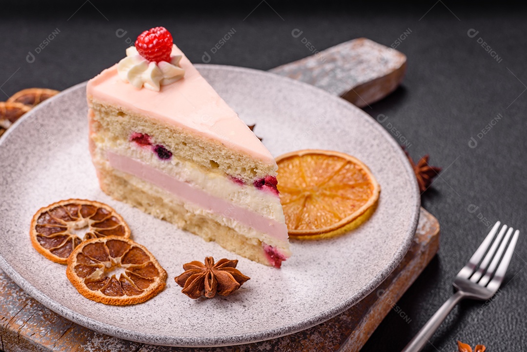 A imagem mostra uma fatia de bolo ou torta com cobertura rosa claro e um topo decorado com uma framboesa fresca