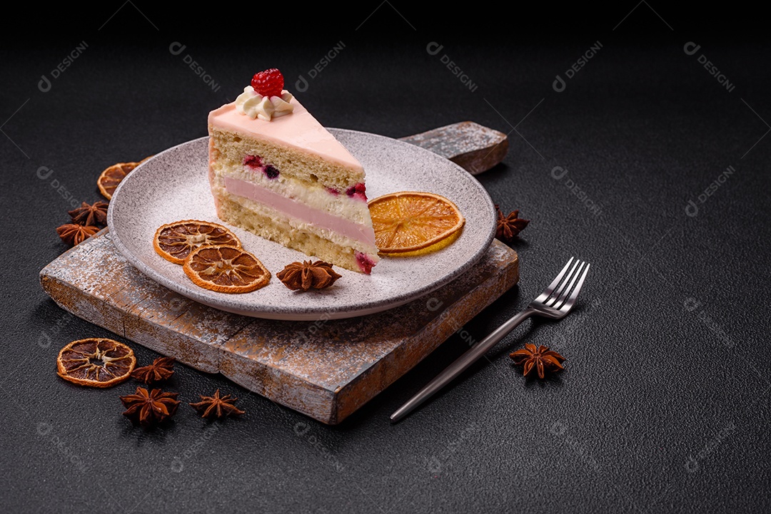 A imagem mostra uma fatia de bolo ou torta com cobertura rosa claro e um topo decorado com uma framboesa fresca