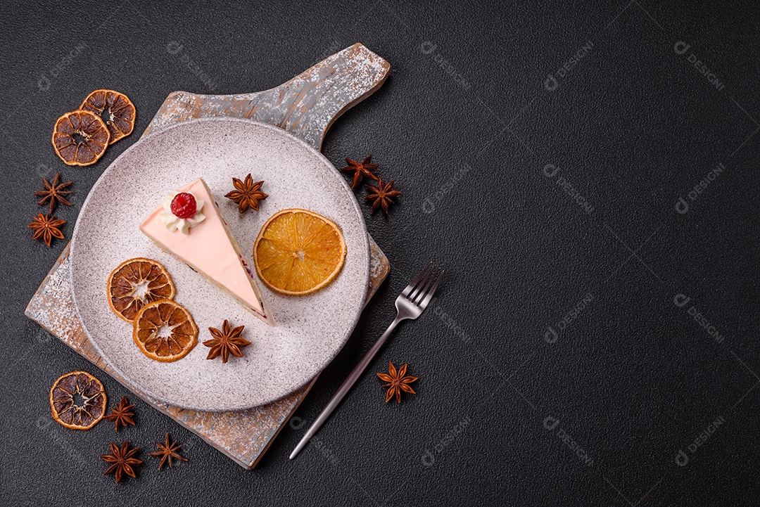 A imagem mostra uma fatia de bolo ou torta com cobertura rosa claro e um topo decorado com uma framboesa fresca