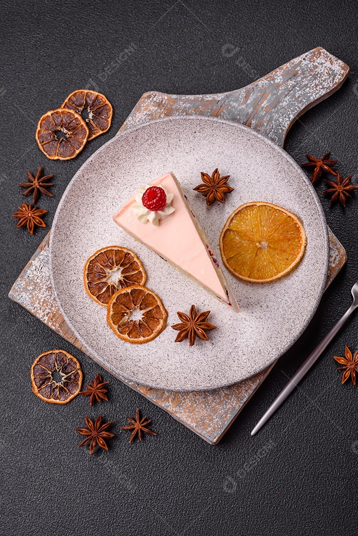 A imagem mostra uma fatia de bolo ou torta com cobertura rosa claro e um topo decorado com uma framboesa fresca