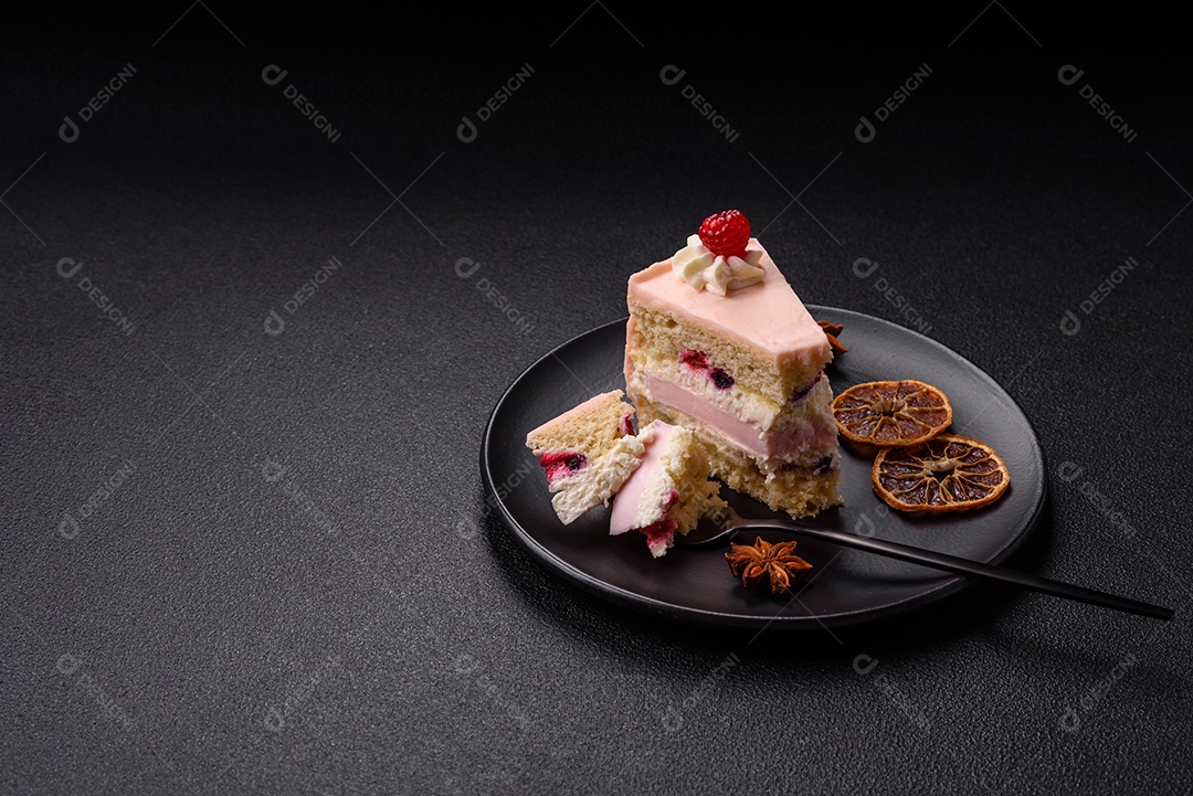 A imagem mostra uma fatia de bolo ou torta com cobertura rosa claro e um topo decorado com uma framboesa fresca