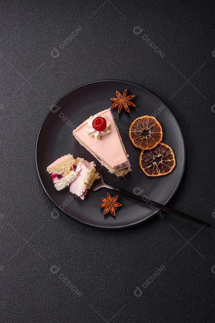 A imagem mostra uma fatia de bolo ou torta com cobertura rosa claro e um topo decorado com uma framboesa fresca