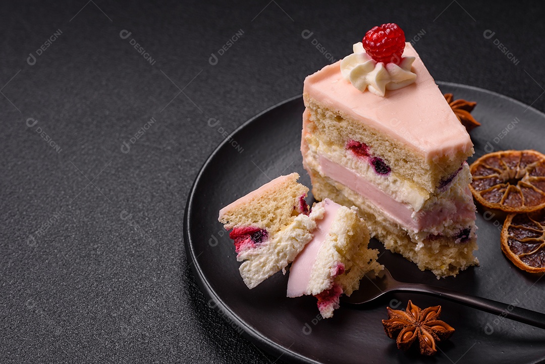 A imagem mostra uma fatia de bolo ou torta com cobertura rosa claro e um topo decorado com uma framboesa fresca