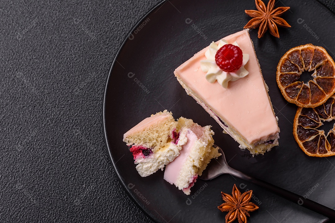 A imagem mostra uma fatia de bolo ou torta com cobertura rosa claro e um topo decorado com uma framboesa fresca