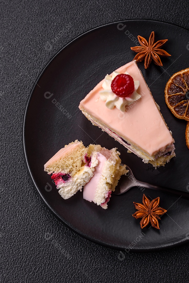 A imagem mostra uma fatia de bolo ou torta com cobertura rosa claro e um topo decorado com uma framboesa fresca