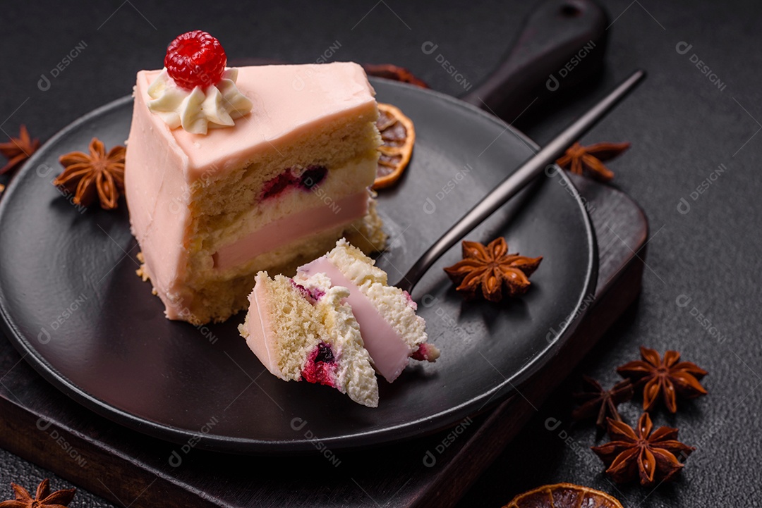 A imagem mostra uma fatia de bolo ou torta com cobertura rosa claro e um topo decorado com uma framboesa fresca