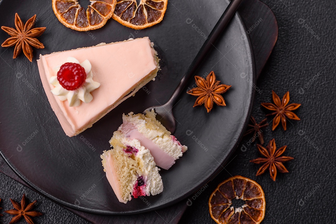 A imagem mostra uma fatia de bolo ou torta com cobertura rosa claro e um topo decorado com uma framboesa fresca