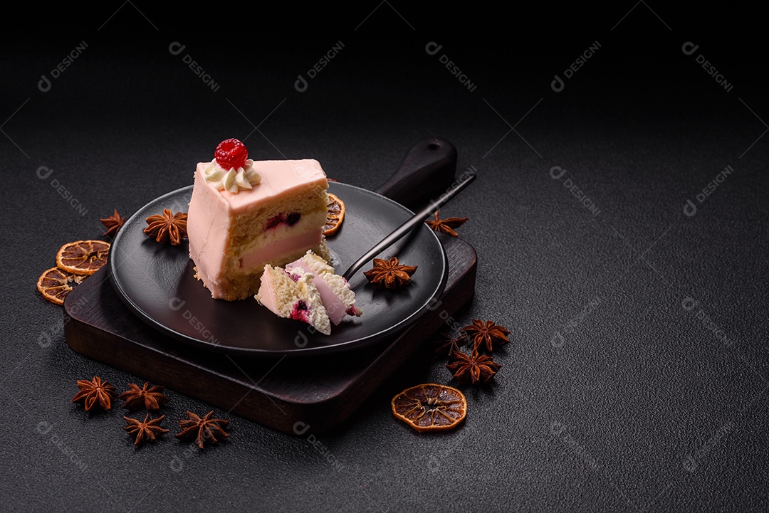 A imagem mostra uma fatia de bolo ou torta com cobertura rosa claro e um topo decorado com uma framboesa fresca