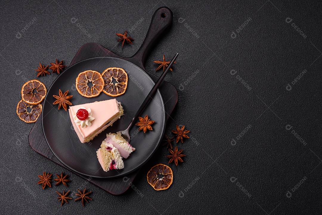 A imagem mostra uma fatia de bolo ou torta com cobertura rosa claro e um topo decorado com uma framboesa fresca