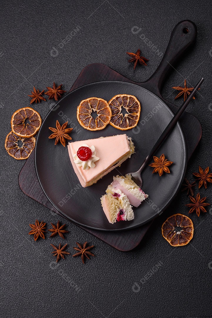 A imagem mostra uma fatia de bolo ou torta com cobertura rosa claro e um topo decorado com uma framboesa fresca
