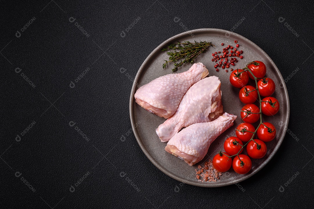 A imagem mostra sobrecoxas de frango cruas, com pele e osso, prontas para serem preparadas