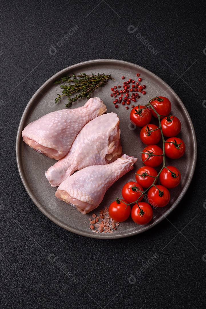 A imagem mostra sobrecoxas de frango cruas, com pele e osso, prontas para serem preparadas