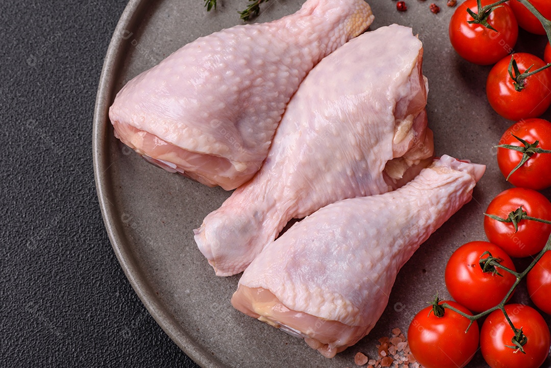 A imagem mostra sobrecoxas de frango cruas, com pele e osso, prontas para serem preparadas